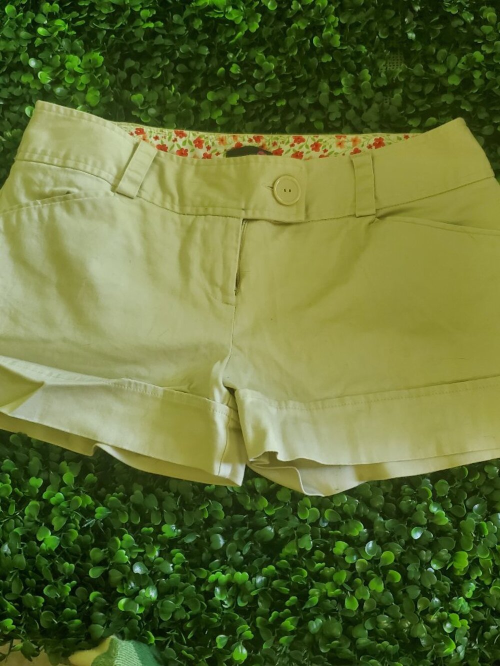Flirtatious Cream Cuffed Cotton Shorts Size 7 Floral Waist